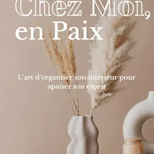 Couverture de l’e-book « Chez Moi, en Paix » : vase en céramique avec pampas, livres empilés, palette beige minimaliste et apaisante