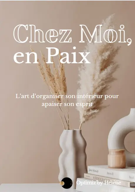 Couverture de l’e-book « Chez Moi, en Paix » : vase en céramique avec pampas, livres empilés, palette beige minimaliste et apaisante