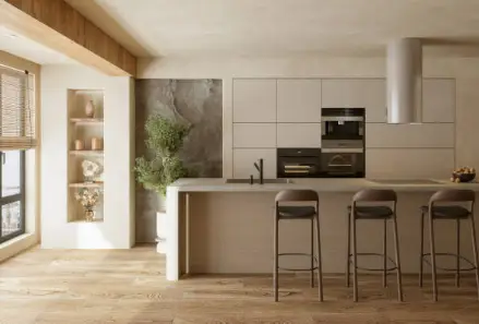 Cuisine moderne tons bois et beige avec îlot-bar, trois tabourets, niches décoratives, électroménagers encastrés et robinet noir, belle lumière naturelle