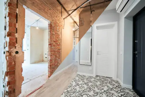 Entrée en avant/après : à gauche murs en brique à nu et chantier, à droite entrée rénovée claire avec portes blanches et carrelage à motifs