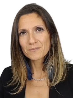 Consultante en optimisation de vie, portrait en buste, regard de trois-quarts, fond transparent